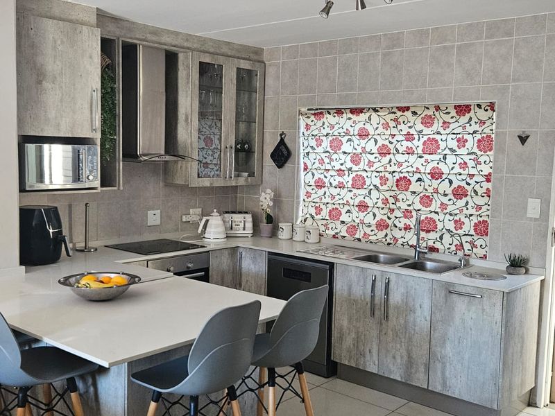 Discover a beautifully renovated home in Sundowner - Photo 4