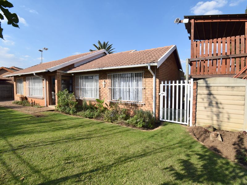 Where Family Living Meets Comfort, Space and Security!!! - Photo 1