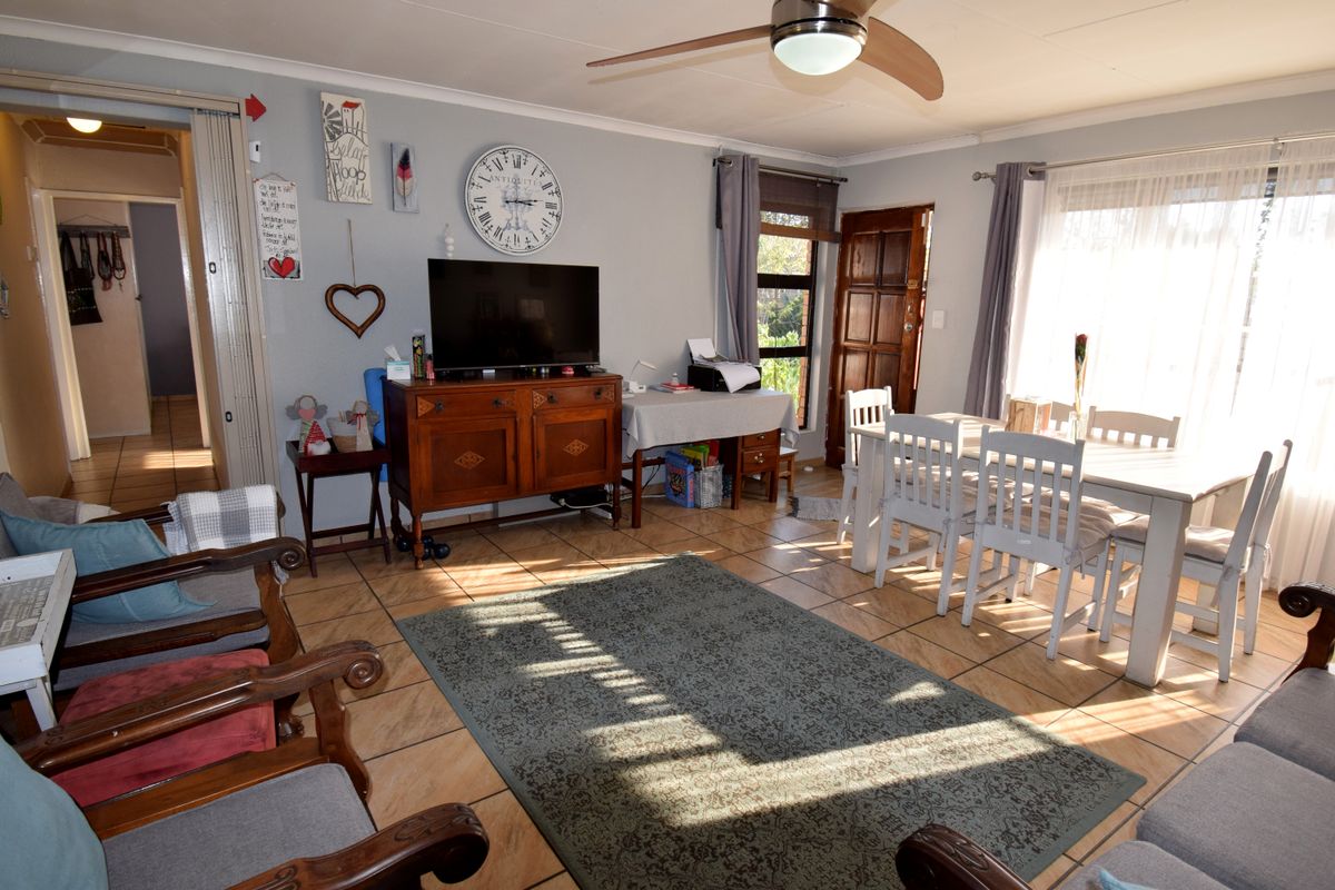 Where Family Living Meets Comfort, Space and Security!!! - Photo 3