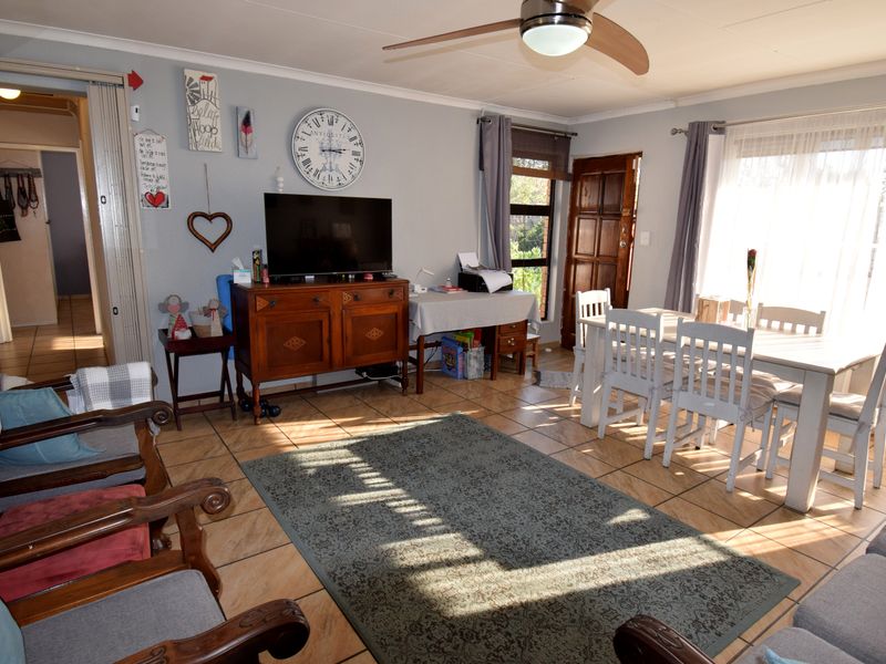 Where Family Living Meets Comfort, Space and Security!!! - Photo 3
