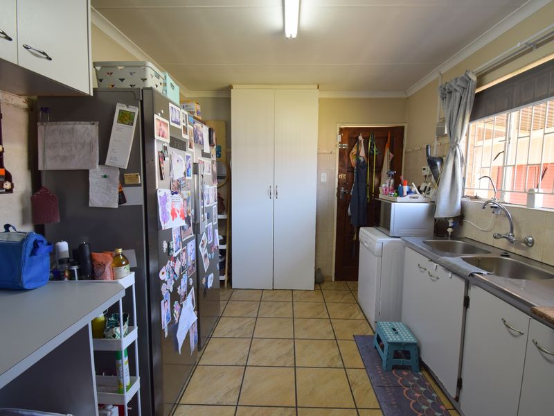 Where Family Living Meets Comfort, Space and Security!!! - Photo 6
