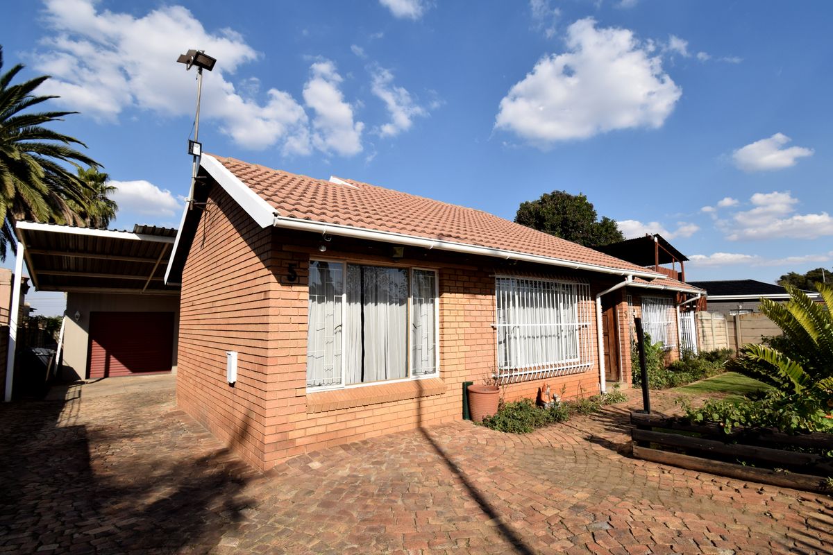 Where Family Living Meets Comfort, Space and Security!!! - Photo 2