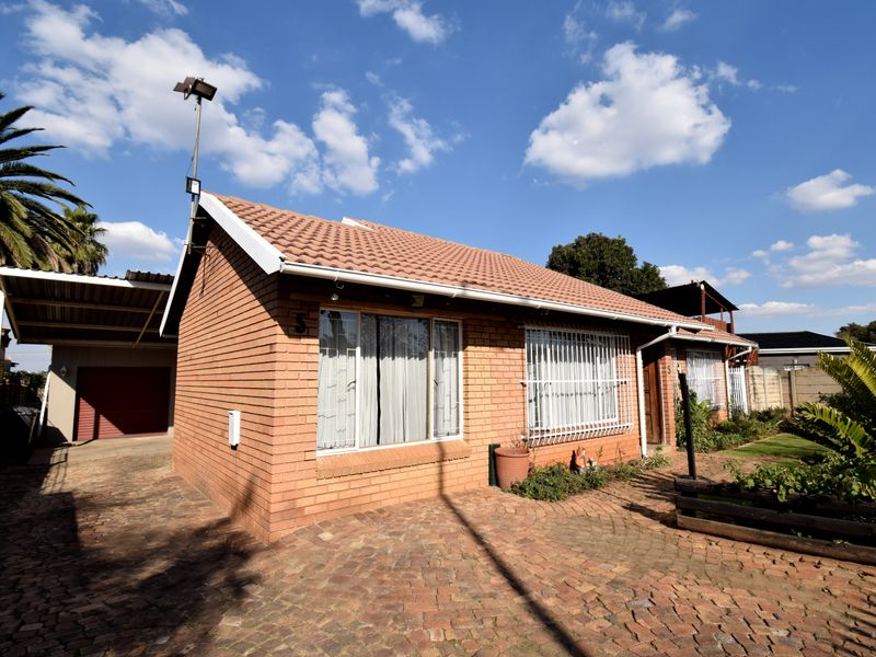 Where Family Living Meets Comfort, Space and Security!!! - Photo 2