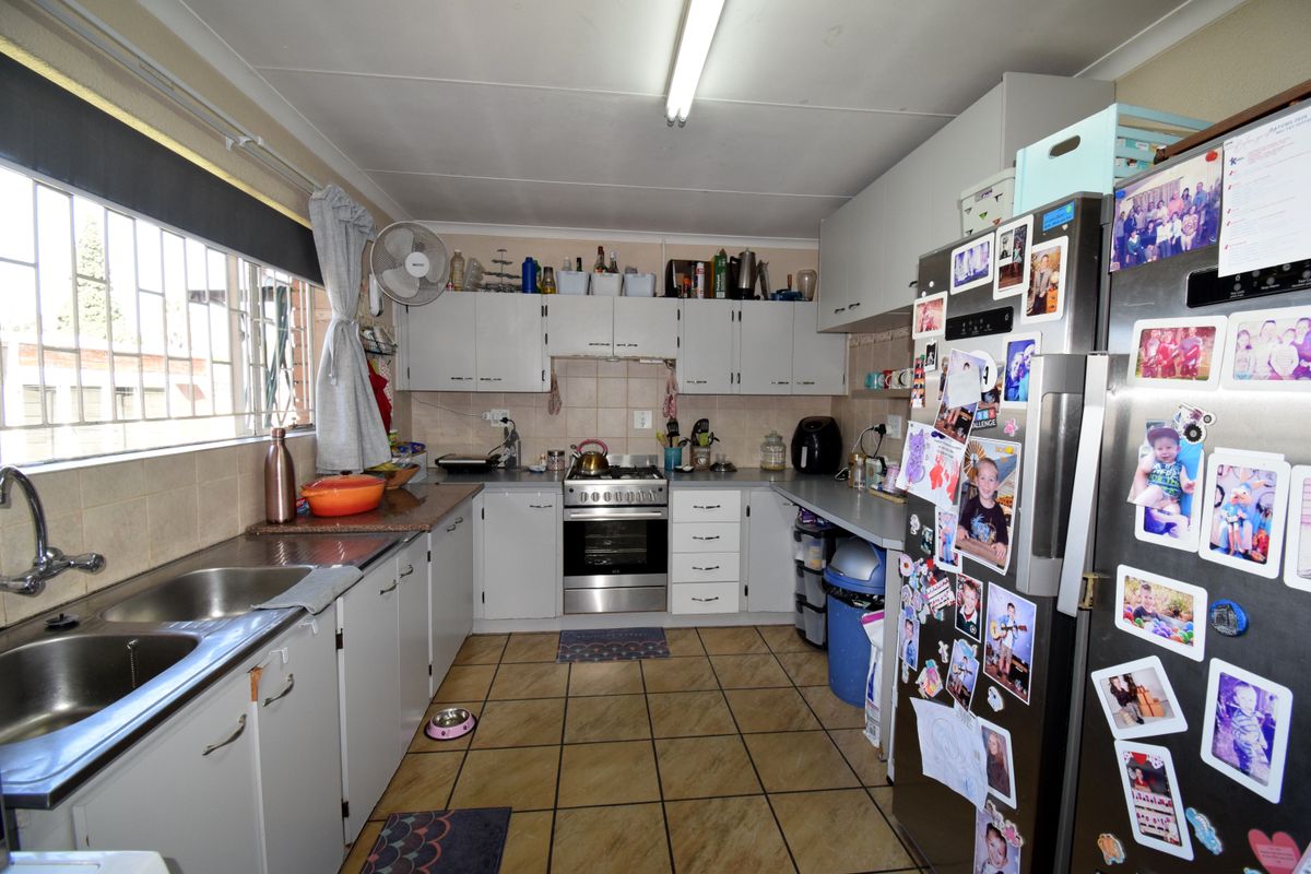 Where Family Living Meets Comfort, Space and Security!!! - Photo 5