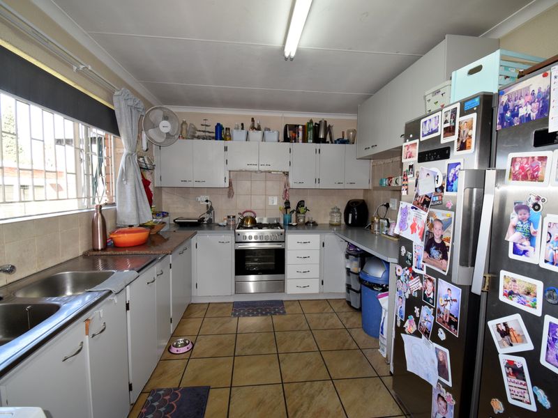 Where Family Living Meets Comfort, Space and Security!!! - Photo 5