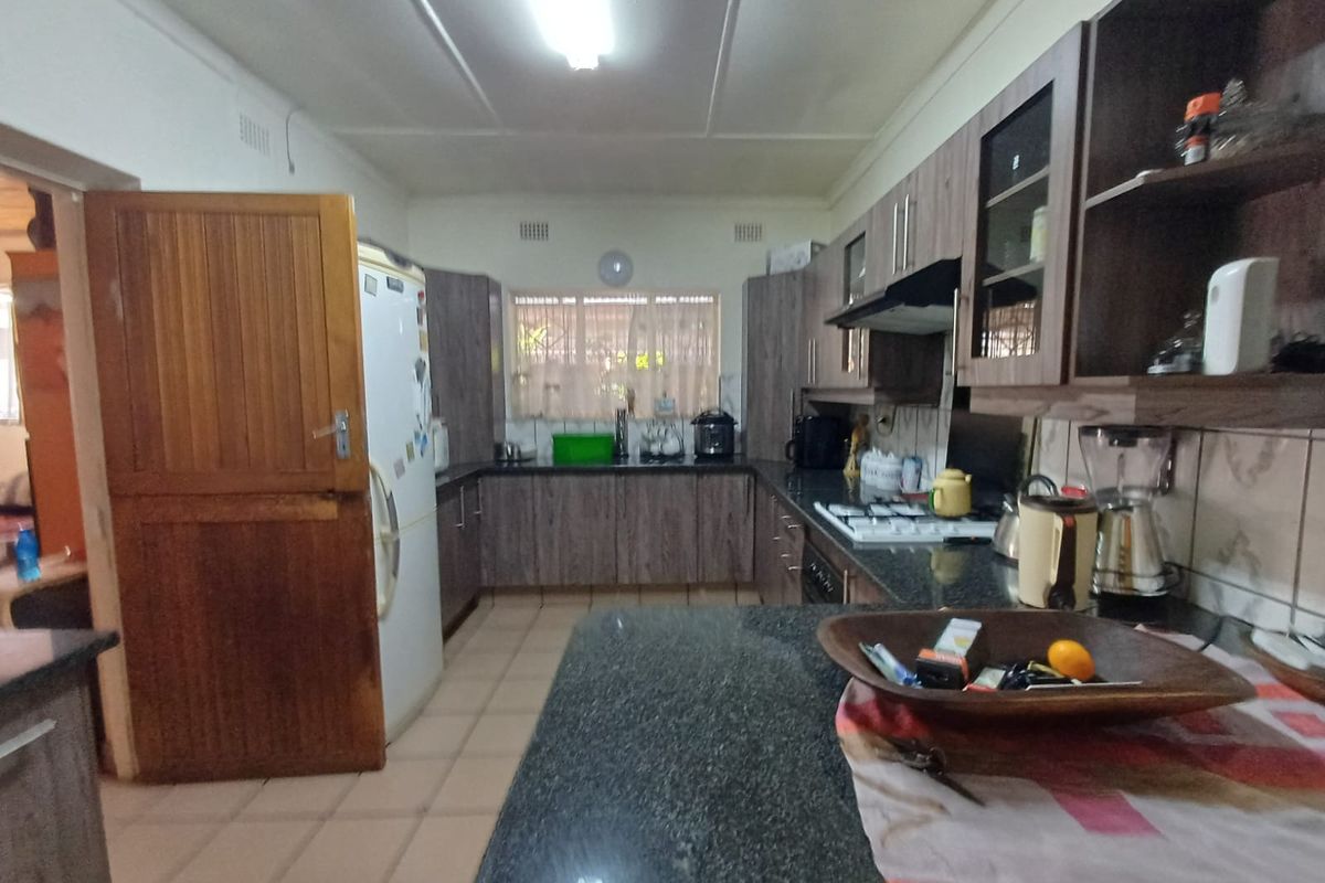Neat As A Pin Property In CW 1. - Photo 2
