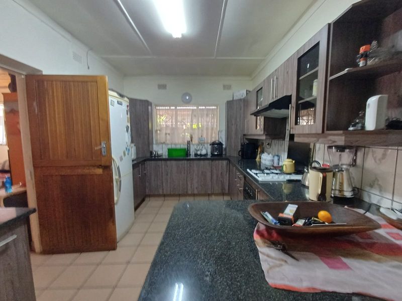 Neat As A Pin Property In CW 1. - Photo 2