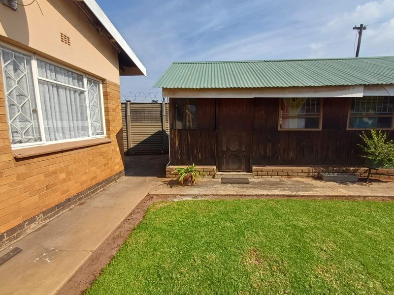 Neat As A Pin Property In CW 1. - Photo 4