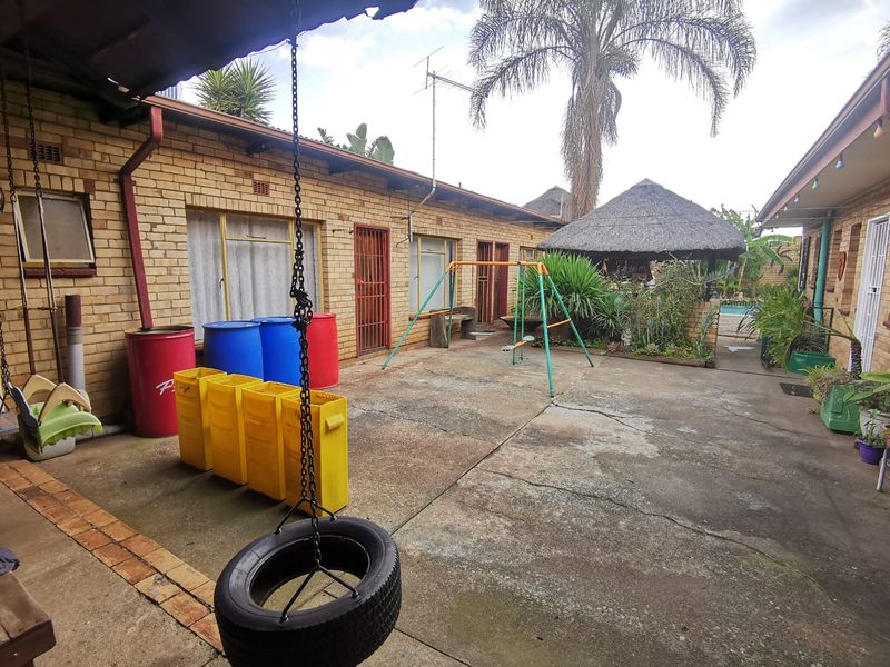 3 Bedroom House for Sale in Brakpan with Pool - Photo 2