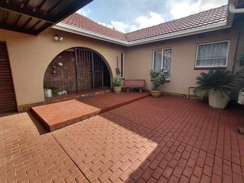 Stunning 3-Bedroom Family Home in a Prime Location - Photo 1