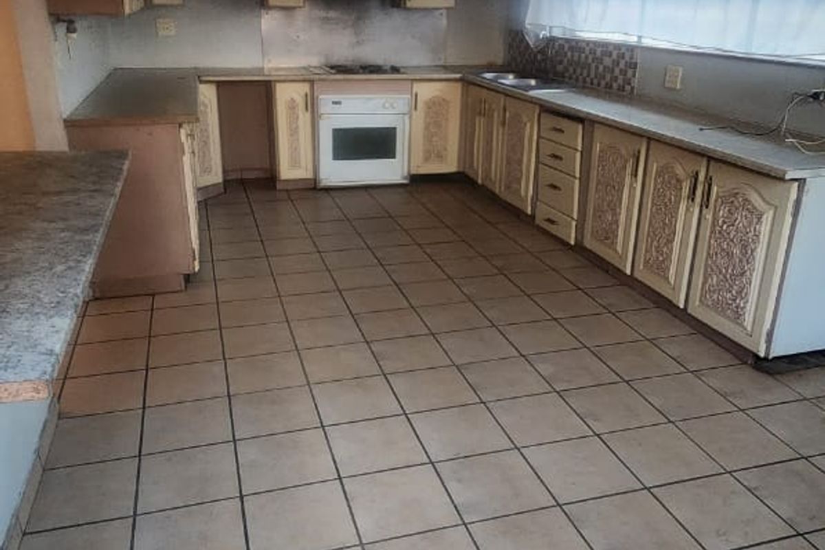 This versatile and spacious property offers the perfect blend of family comfort - Photo 2