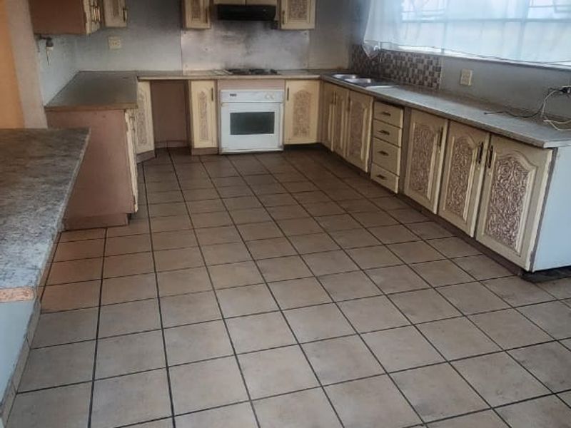 This versatile and spacious property offers the perfect blend of family comfort - Photo 2