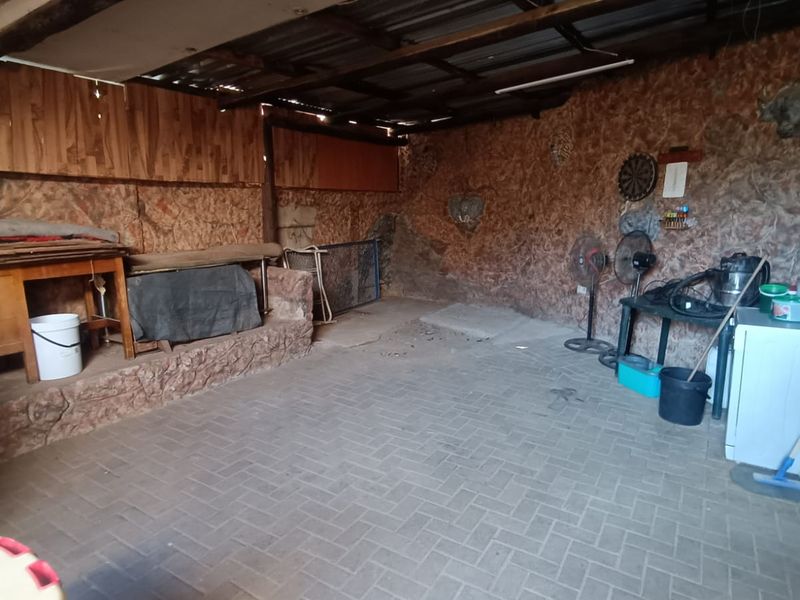 This versatile and spacious property offers the perfect blend of family comfort - Photo 7