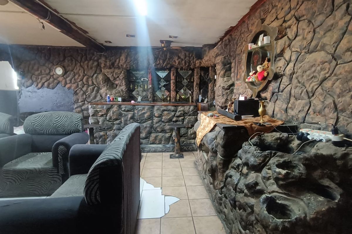 This versatile and spacious property offers the perfect blend of family comfort - Photo 3