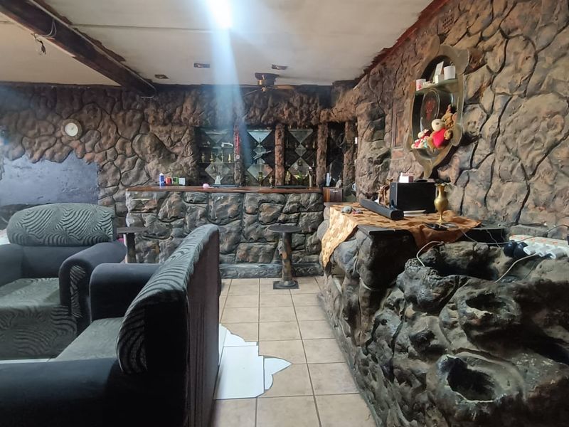This versatile and spacious property offers the perfect blend of family comfort - Photo 3