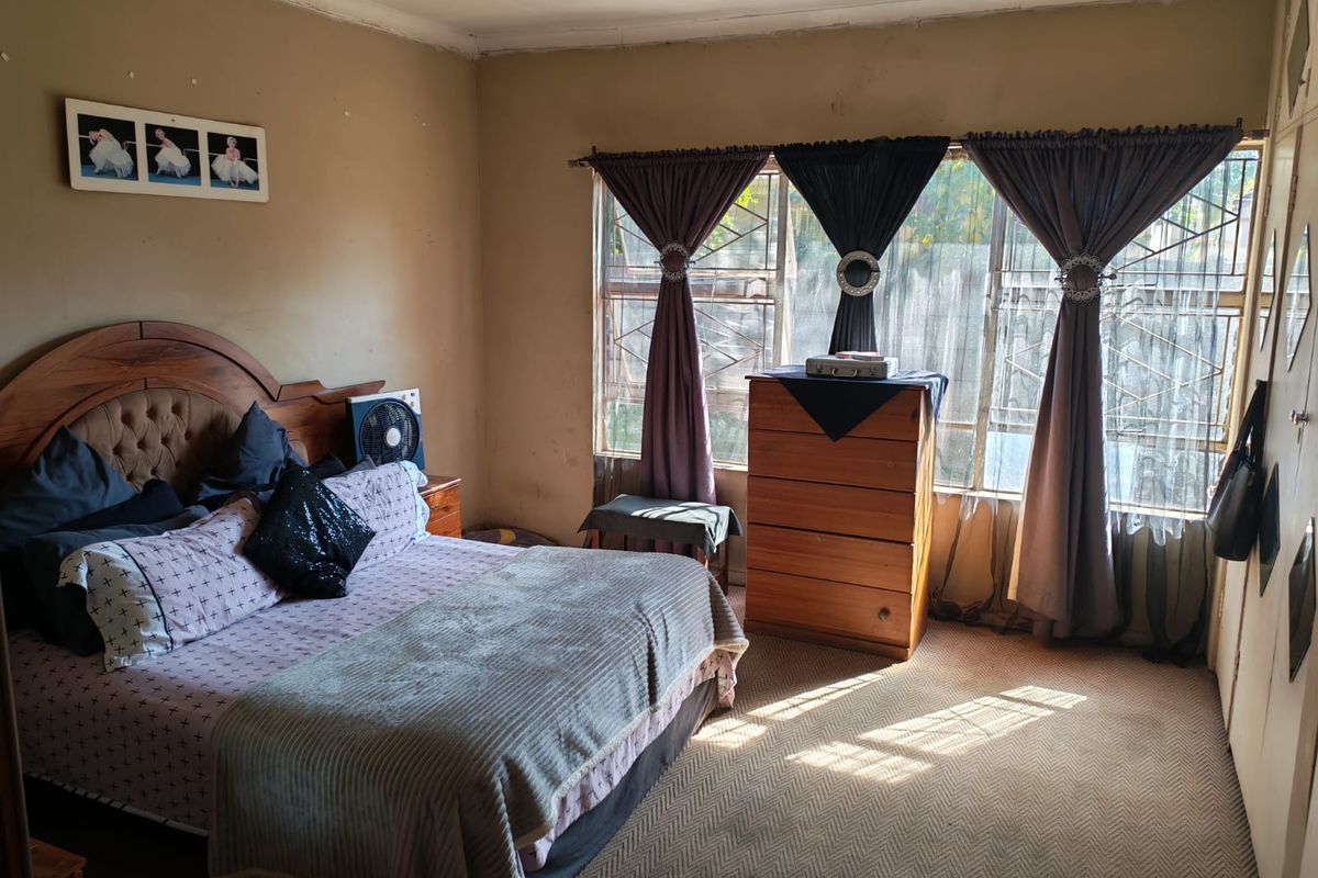 This versatile and spacious property offers the perfect blend of family comfort - Photo 4