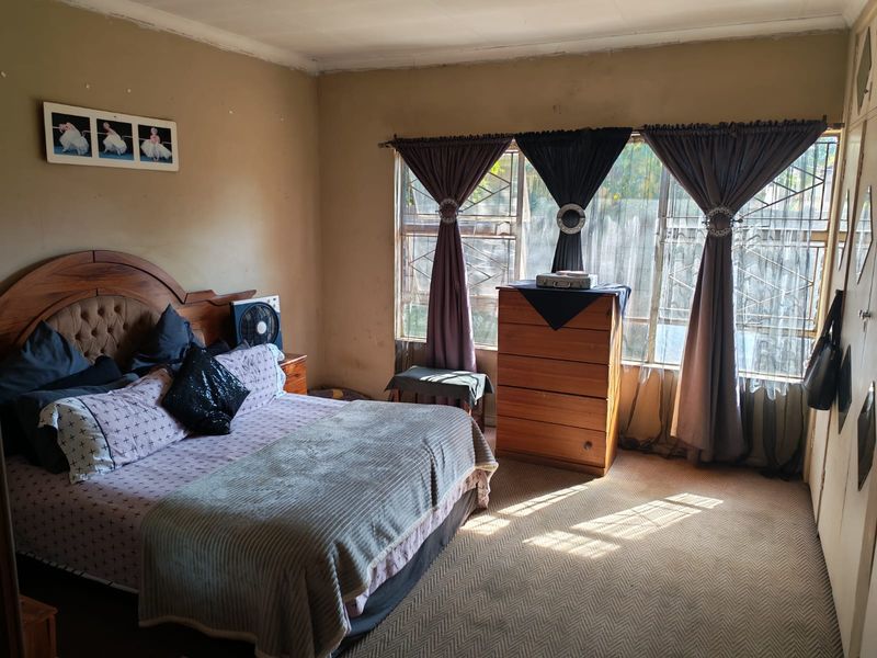 This versatile and spacious property offers the perfect blend of family comfort - Photo 4