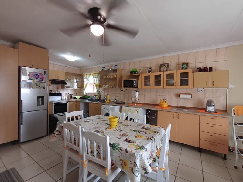 Perfect Home In SE 2 With A Full Flatlet With Such A Homey Feeling - Photo 9