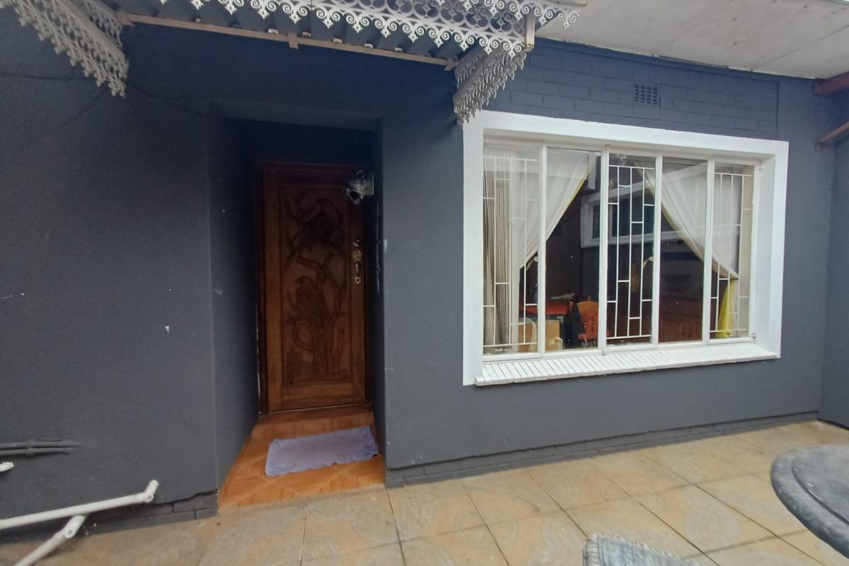 Perfect Home In SE 2 With A Full Flatlet With Such A Homey Feeling - Photo 2
