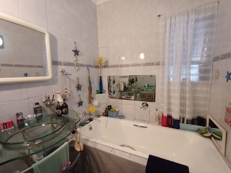 Perfect Home In SE 2 With A Full Flatlet With Such A Homey Feeling - Photo 8