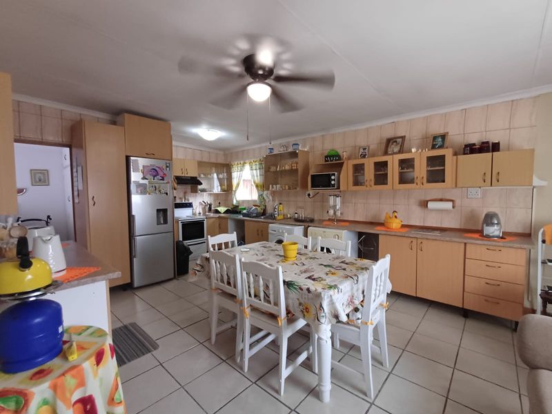 Perfect Home In SE 2 With A Full Flatlet With Such A Homey Feeling - Photo 5