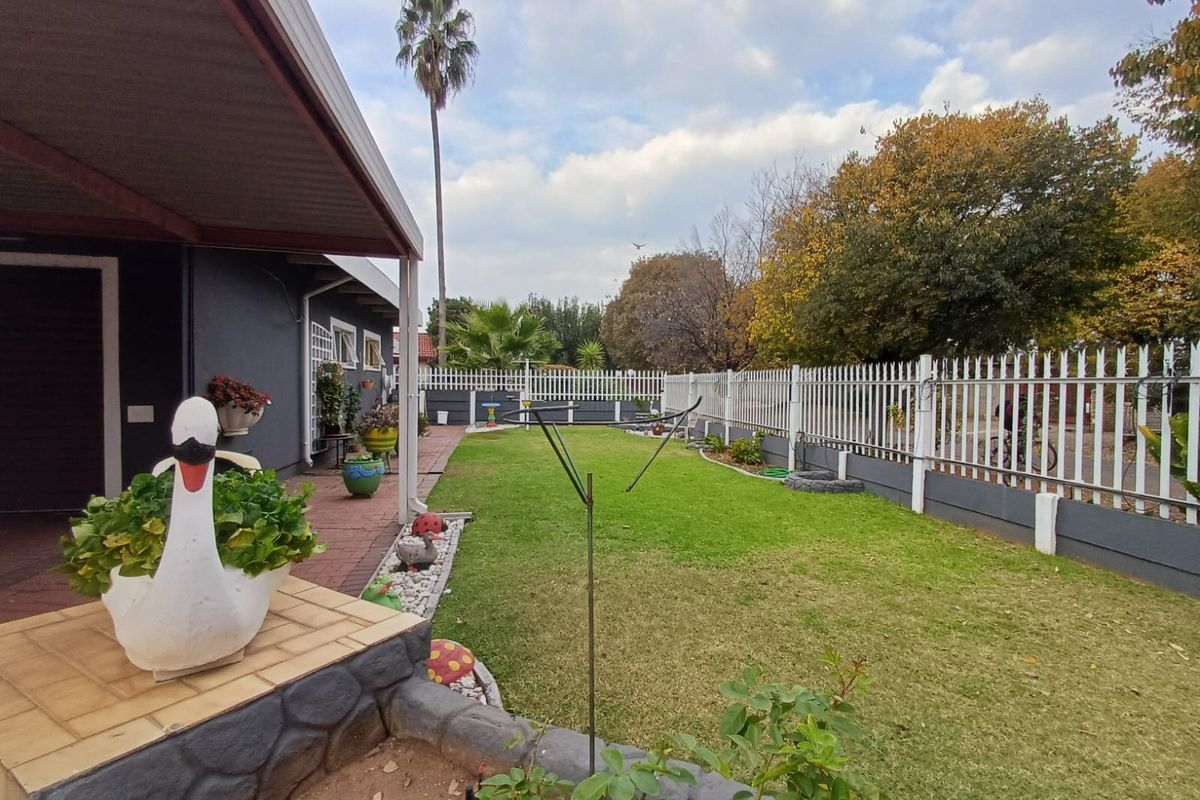 Perfect Home In SE 2 With A Full Flatlet With Such A Homey Feeling - Photo 3