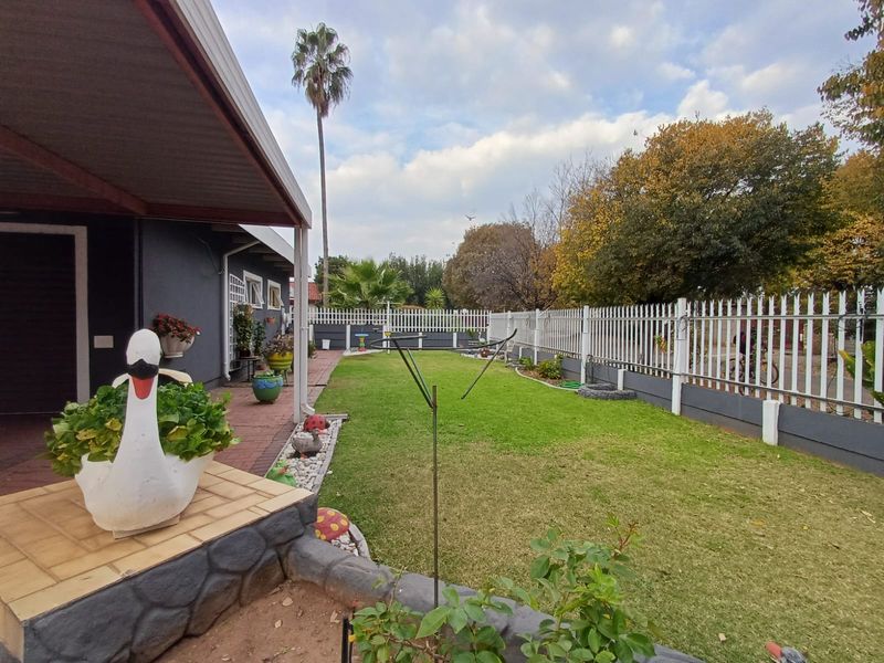 Perfect Home In SE 2 With A Full Flatlet With Such A Homey Feeling - Photo 3