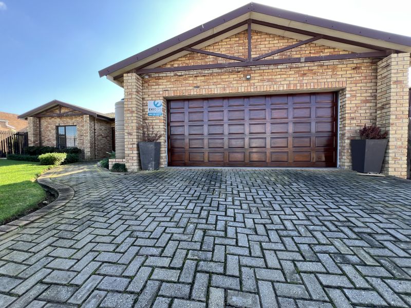 Famil home in Noorsekloof - Photo 1