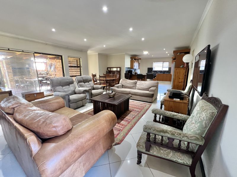 Famil home in Noorsekloof - Photo 3
