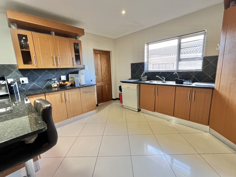 Famil home in Noorsekloof - Photo 8