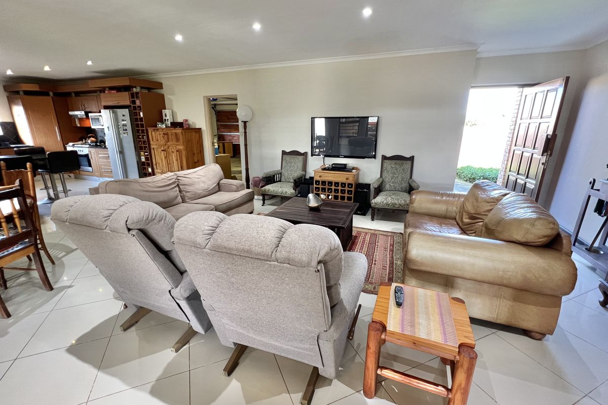 Famil home in Noorsekloof - Photo 4