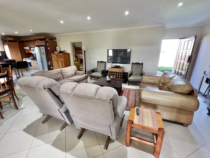 Famil home in Noorsekloof - Photo 4