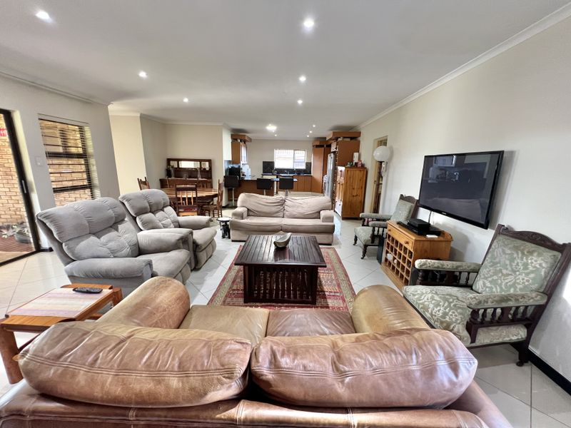 Famil home in Noorsekloof - Photo 2