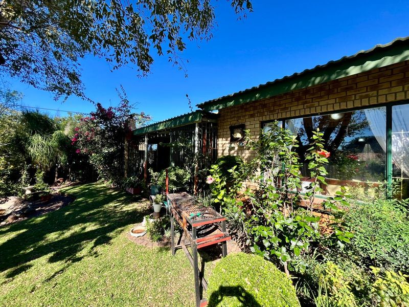 Priced at R1 830 000, this lovely home offers outstanding value and a lifestyle of comfort, privacy. - Photo 1