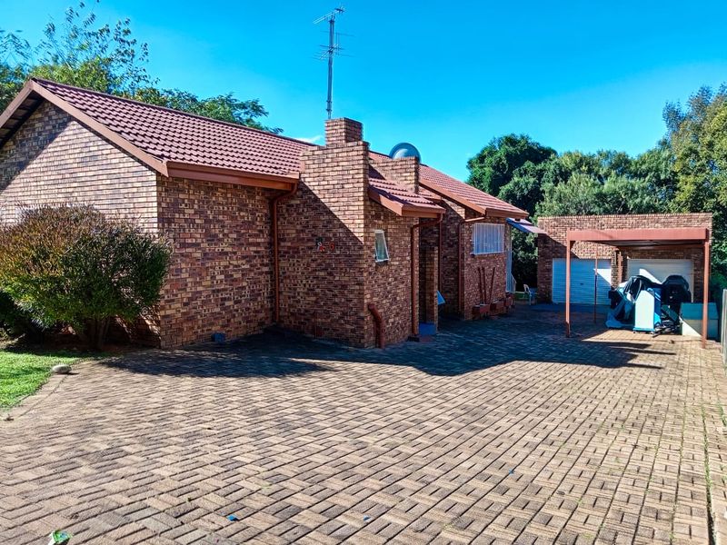 Imagine stepping into your own private forest, right in the heart of Kibler Park. - Photo 2