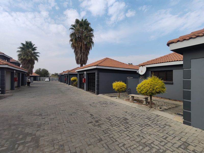 3 Bedroom Apartment to Rent in  Helderwyk Estates - Photo 1
