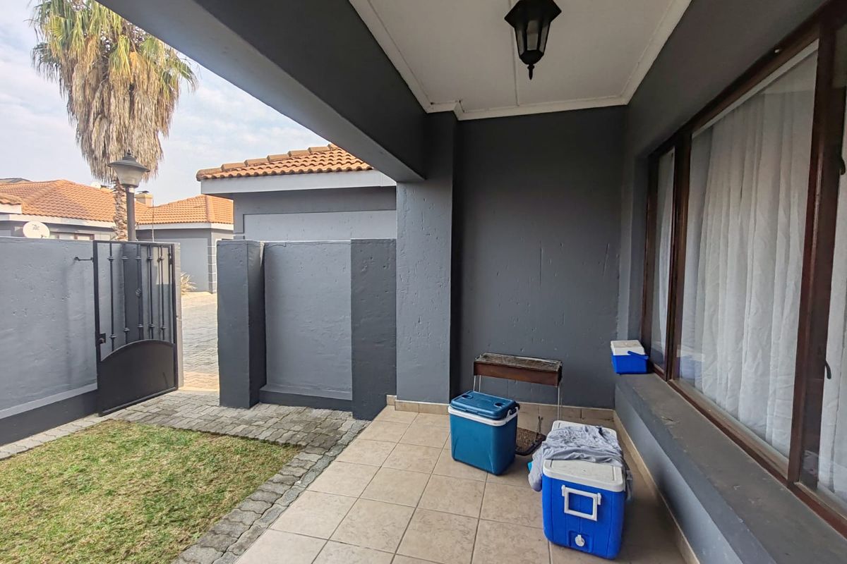 3 Bedroom Apartment to Rent in  Helderwyk Estates - Photo 2