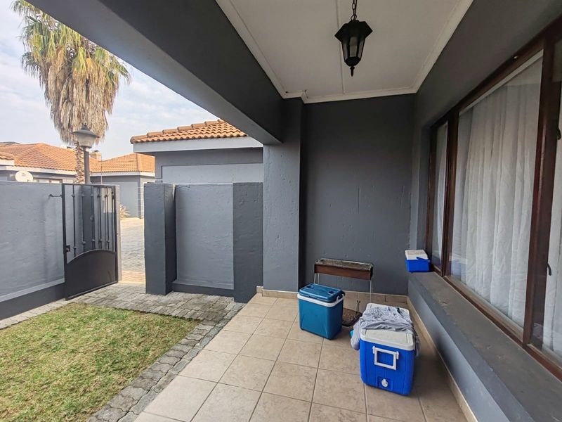 3 Bedroom Apartment to Rent in  Helderwyk Estates - Photo 2