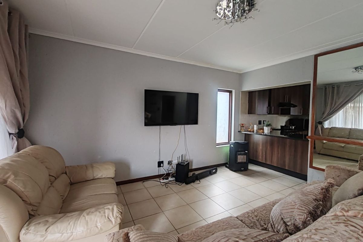 3 Bedroom Apartment to Rent in  Helderwyk Estates - Photo 5