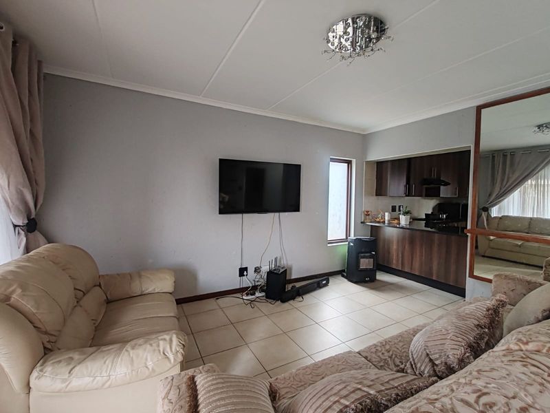 3 Bedroom Apartment to Rent in  Helderwyk Estates - Photo 5