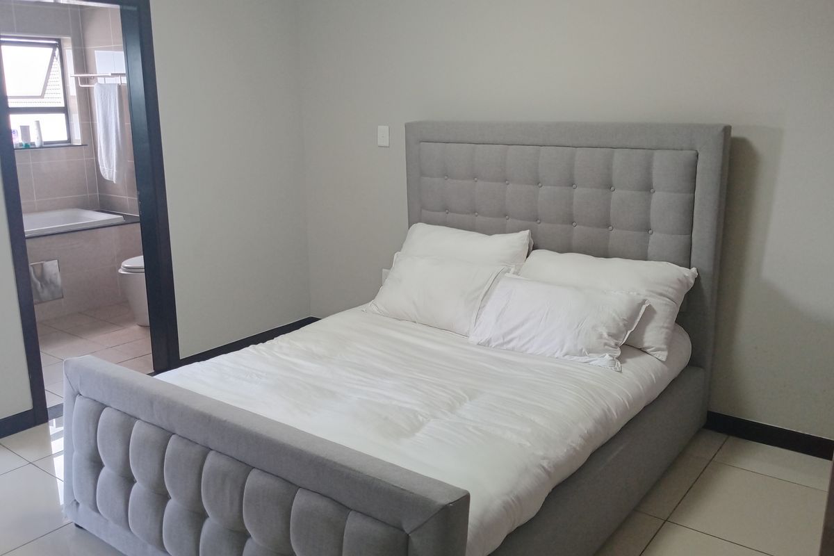 This lovely modern upstairs unit offers 1 spacious bedroom - Photo 4