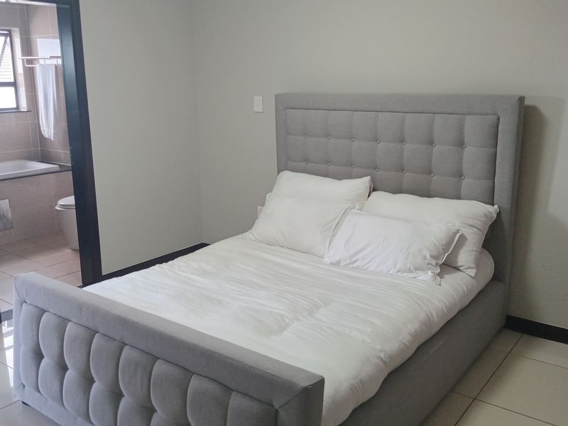 This lovely modern upstairs unit offers 1 spacious bedroom - Photo 4