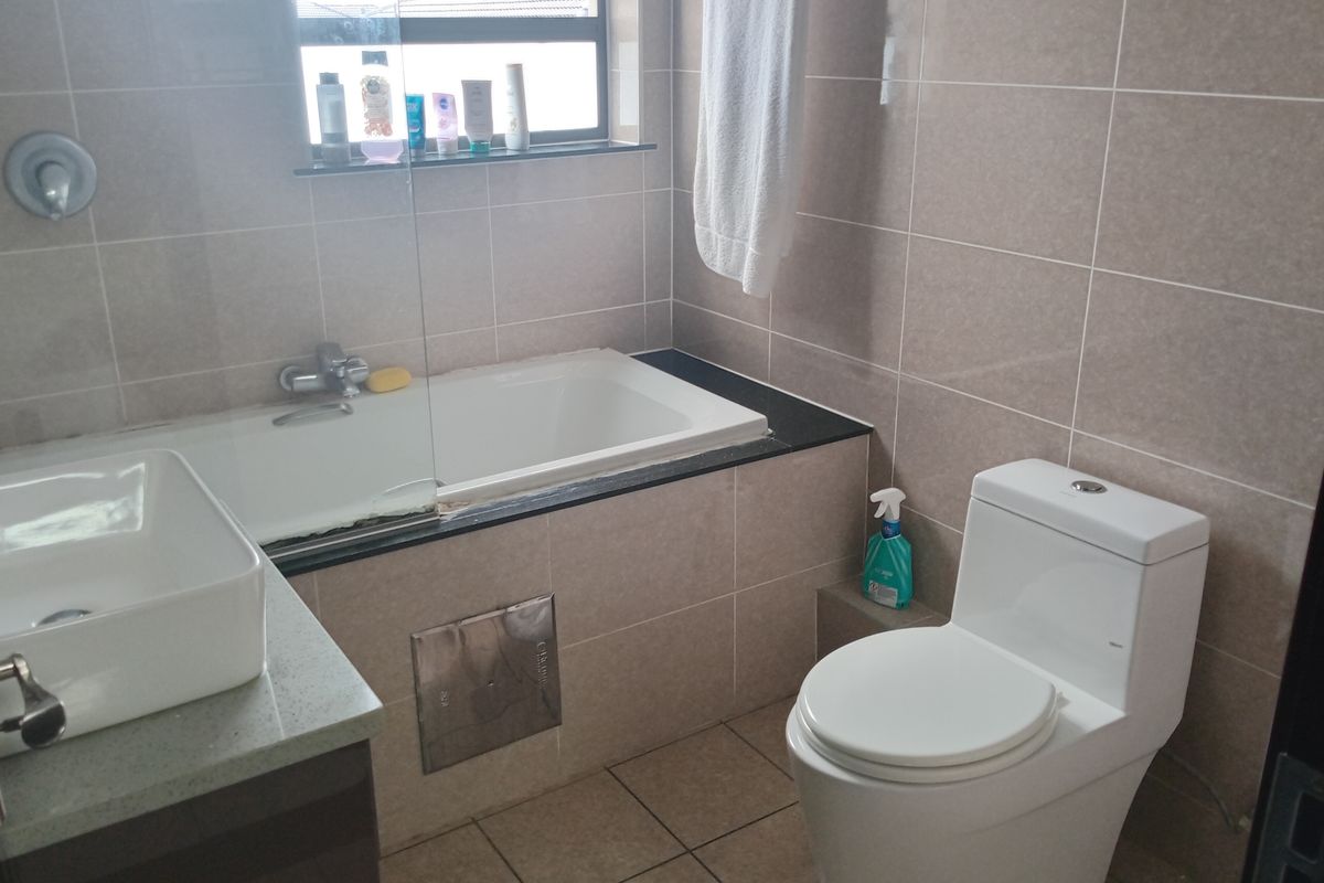 This lovely modern upstairs unit offers 1 spacious bedroom - Photo 5