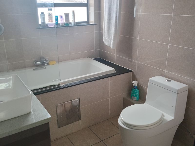 This lovely modern upstairs unit offers 1 spacious bedroom - Photo 5