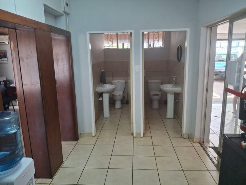 Prime Commercial Property in a High-Exposure Location! - Photo 7