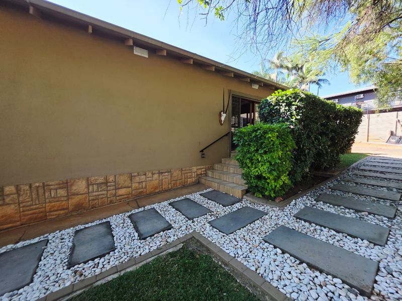Spacious Family Home with 3 Bedrooms on Offer! - Photo 3
