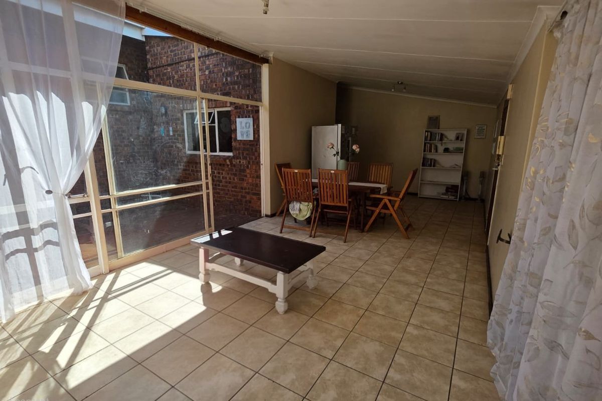 Modern & Spacious Townhouse in Prime Wonderboom Location - Photo 4