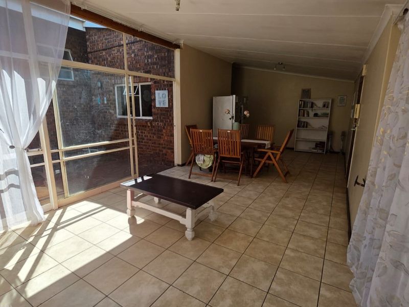 Modern & Spacious Townhouse in Prime Wonderboom Location - Photo 4