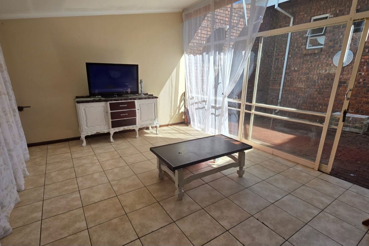 Modern & Spacious Townhouse in Prime Wonderboom Location - Photo 3
