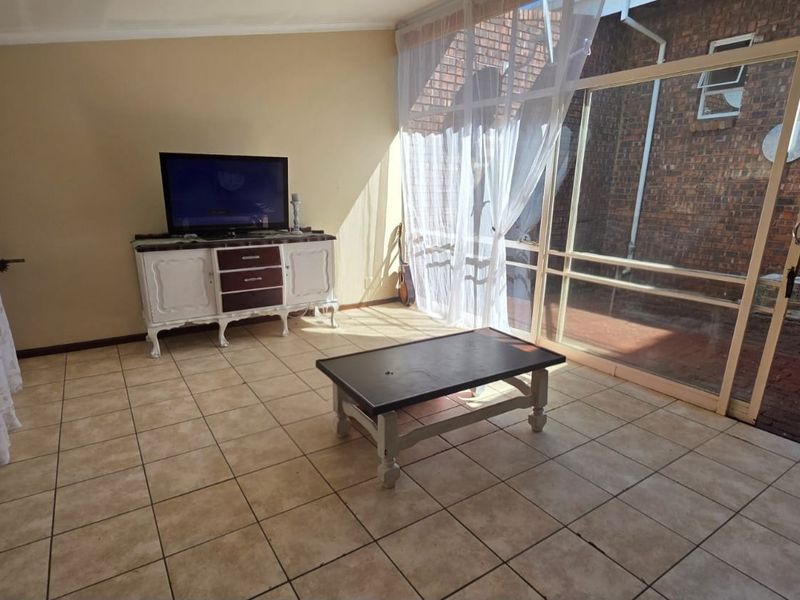 Modern & Spacious Townhouse in Prime Wonderboom Location - Photo 3